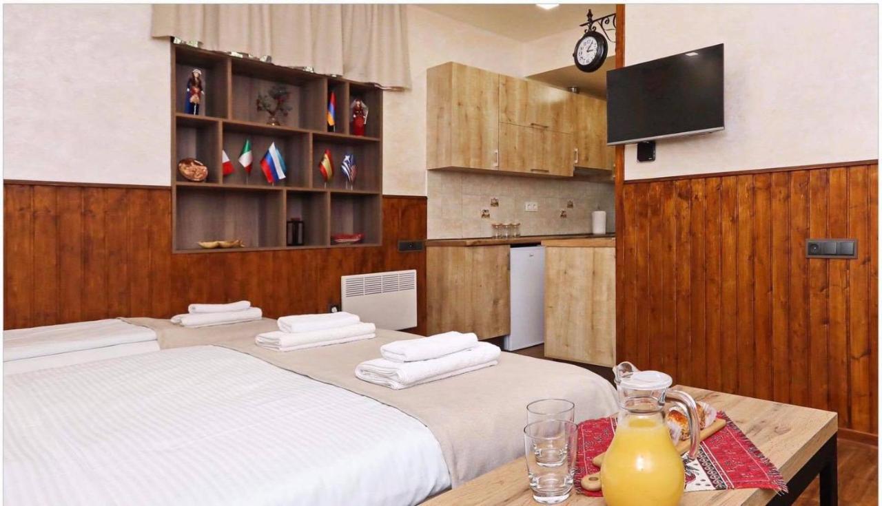 Family Mini-Hotel Martirosyan'S And Tours Erevan Exterior foto