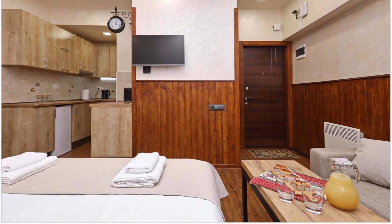 Family Mini-Hotel Martirosyan'S And Tours Erevan Exterior foto