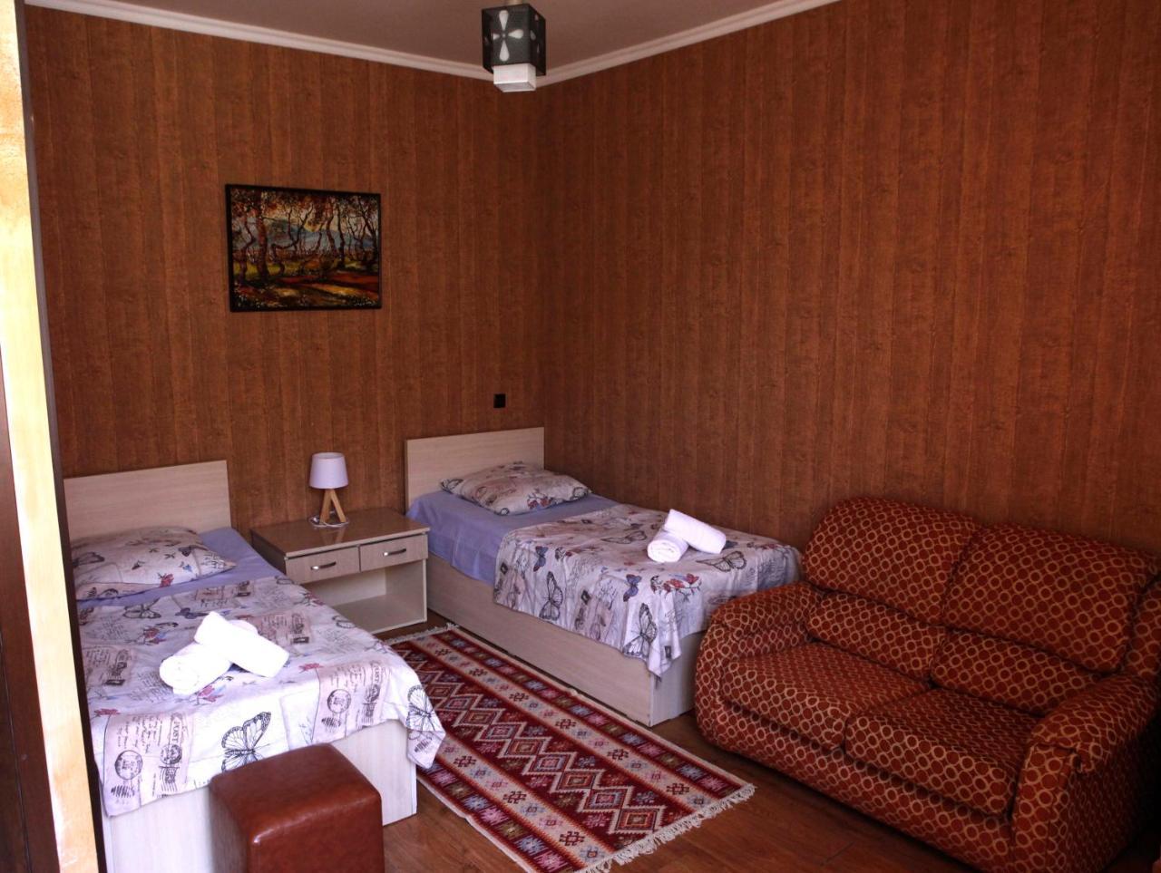 Family Mini-Hotel Martirosyan'S And Tours Erevan Exterior foto