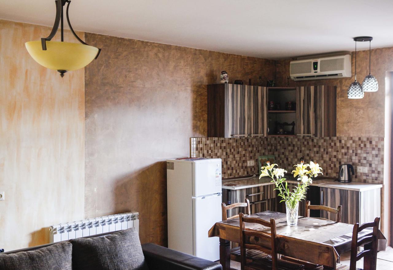 Family Mini-Hotel Martirosyan'S And Tours Erevan Exterior foto